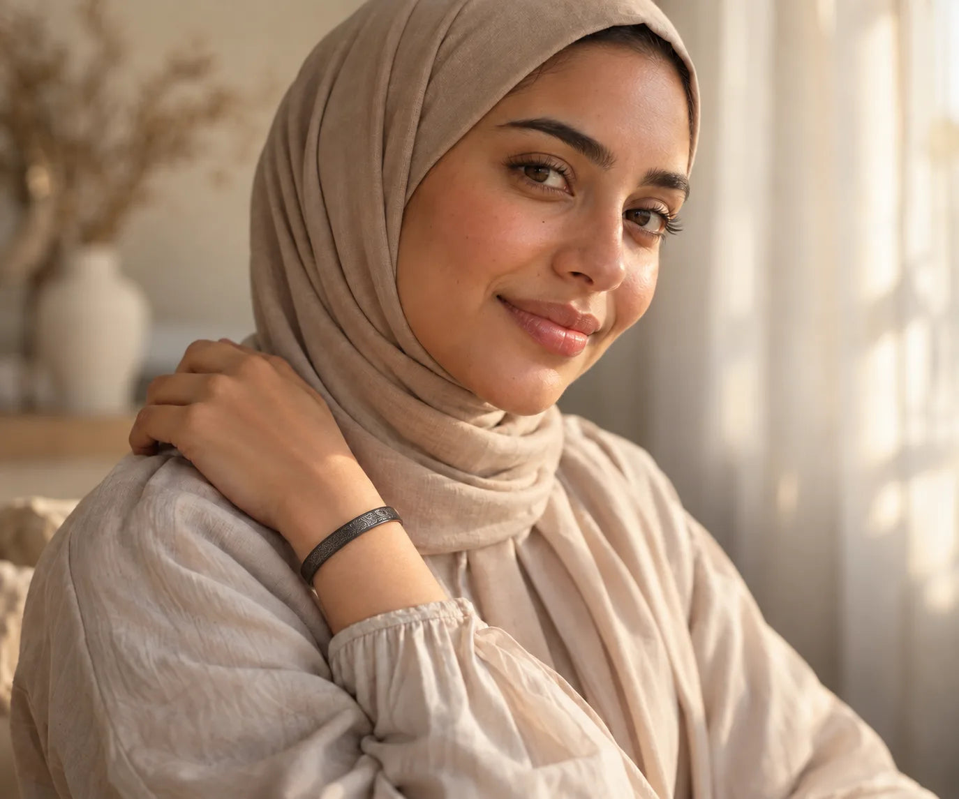 Femme portant le bracelet Nuryla noir